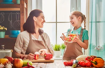 Madre e hija preparando alimentos